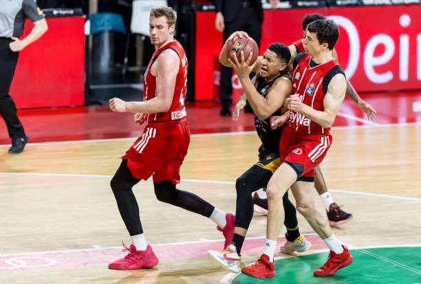 但他凭借卓 但他凭借卓